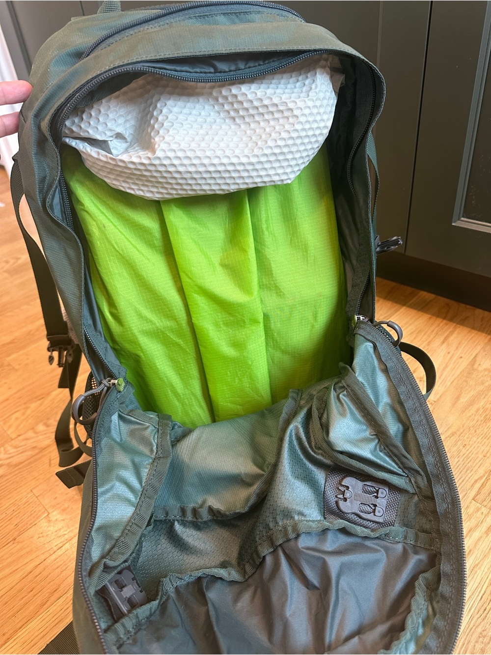 OSPREY Dark Green Backpack with Bright Lime Green Rain Cover Ventilated back - Picture 11 of 14